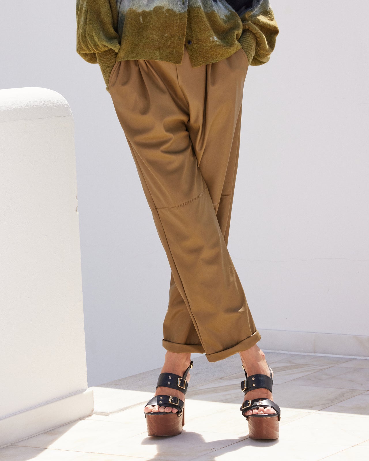 Pantalon droit en simili cuir – Kaki : Pantalons & combinaisons Mes Demoiselles - Image 3