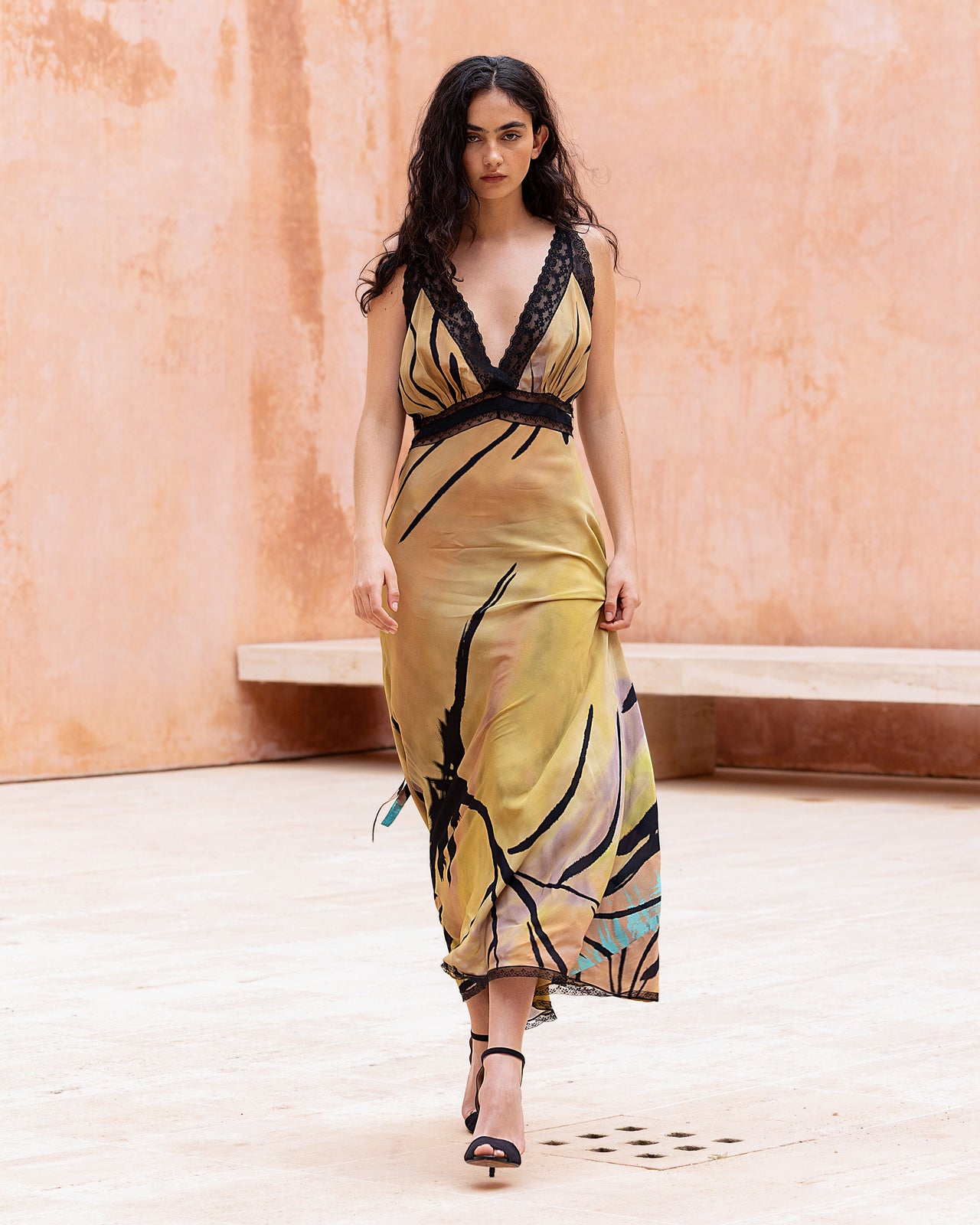 Robe longue imprimée, touche artistique et dentelle raffinée : Robes Mes Demoiselles - Image 1