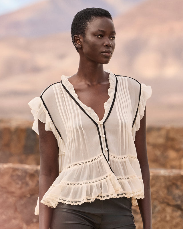 Top Bolly - Écru : Top volanté en georgette de viscose – Écru et détail noir Mes Demoiselles - Image 2