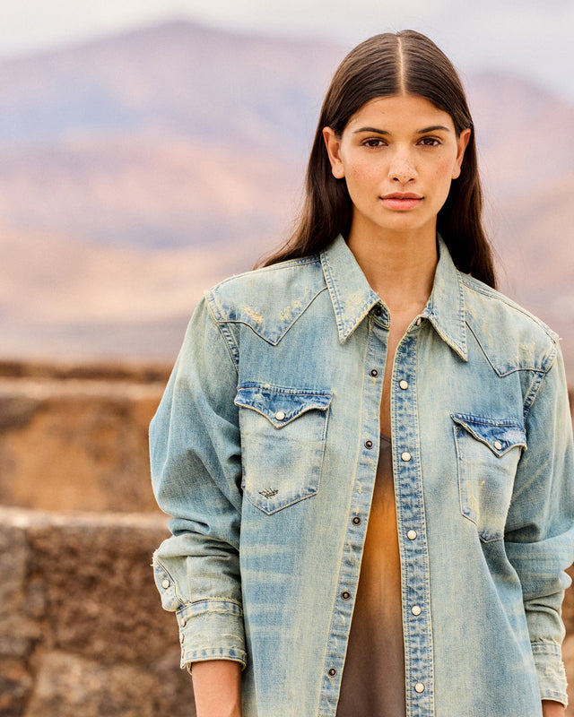 Chemise Sophie - Denim : Chemise en denim usé – Détail pins colorés Mes Demoiselles - Image 1