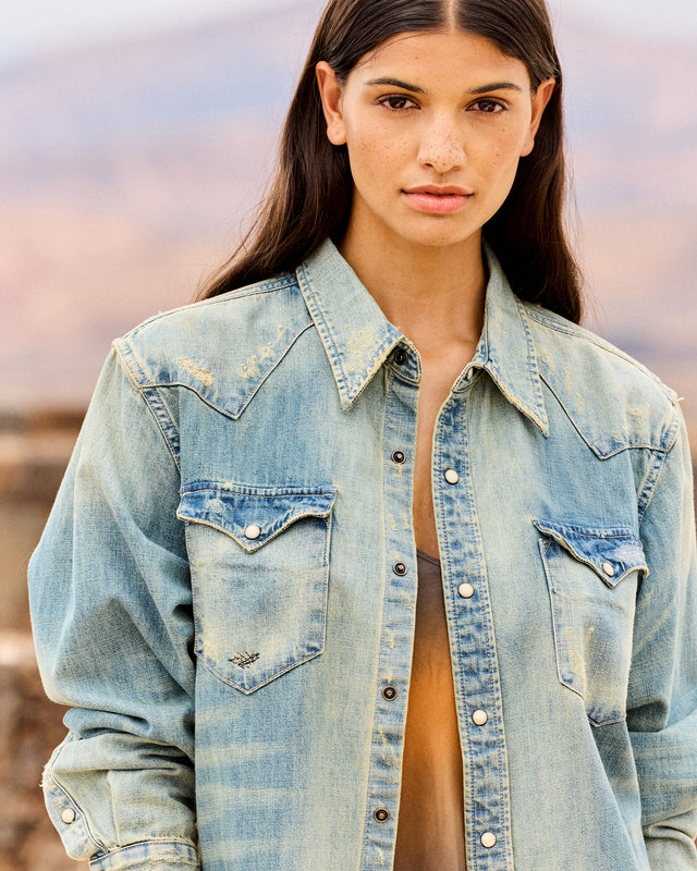 Chemise en denim usé – Détail pins colorés - Chemises & tops Mes Demoiselles - Image 2