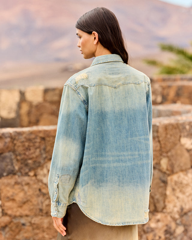 Chemise Sophie - Denim : Chemise en denim usé – Détail pins colorés Mes Demoiselles - Image 3