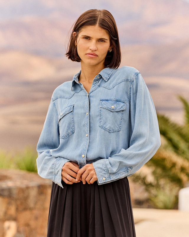 Chemise en coton denim – Détail pins colorés - Chemises & tops Mes Demoiselles - Image 1