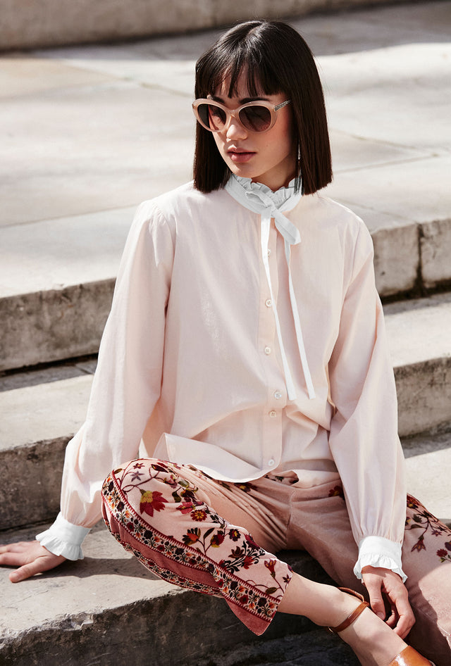 Chemise droite rose pâle, col et manches volantés, polyvalente - Chemises & tops Mes Demoiselles - Image 1
