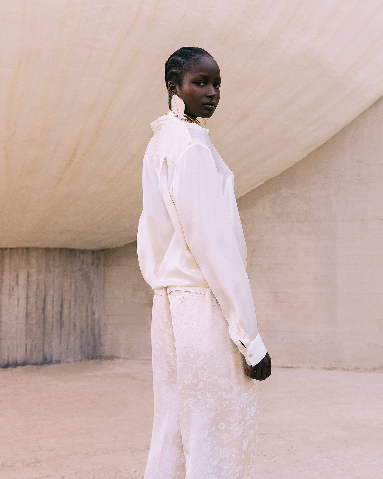 Chemise en satin de soie ivoire aux lignes épurées : Chemises & tops Mes Demoiselles - Image 3