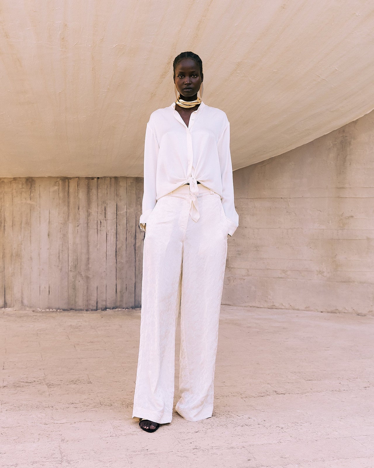 Chemise en satin de soie ivoire aux lignes épurées : Chemises & tops Mes Demoiselles - Image 1