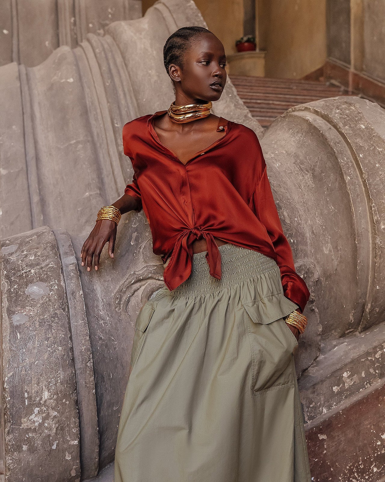 Chemise en satin de soie terracotta aux lignes épurées : Chemises & tops Mes Demoiselles - Image 3