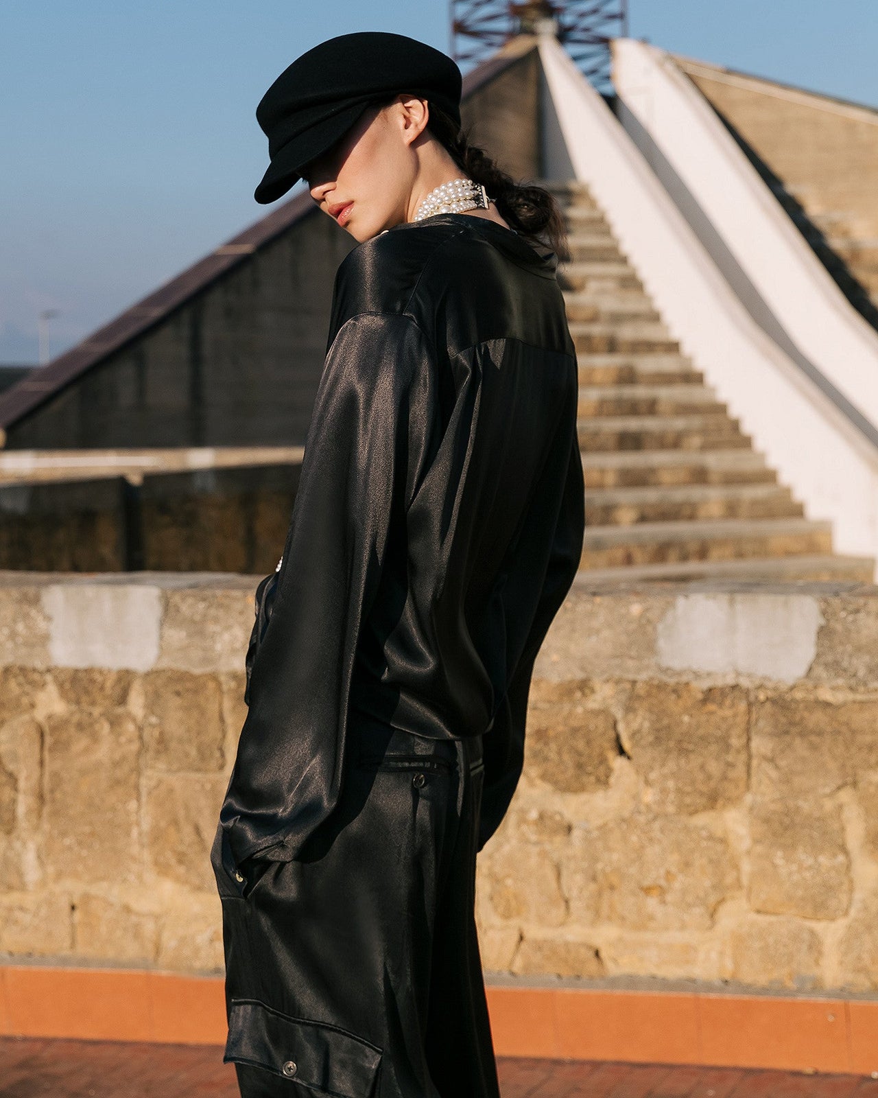 Chemise épurée en satin viscose noir profond : Chemises & tops Mes Demoiselles - Image 3