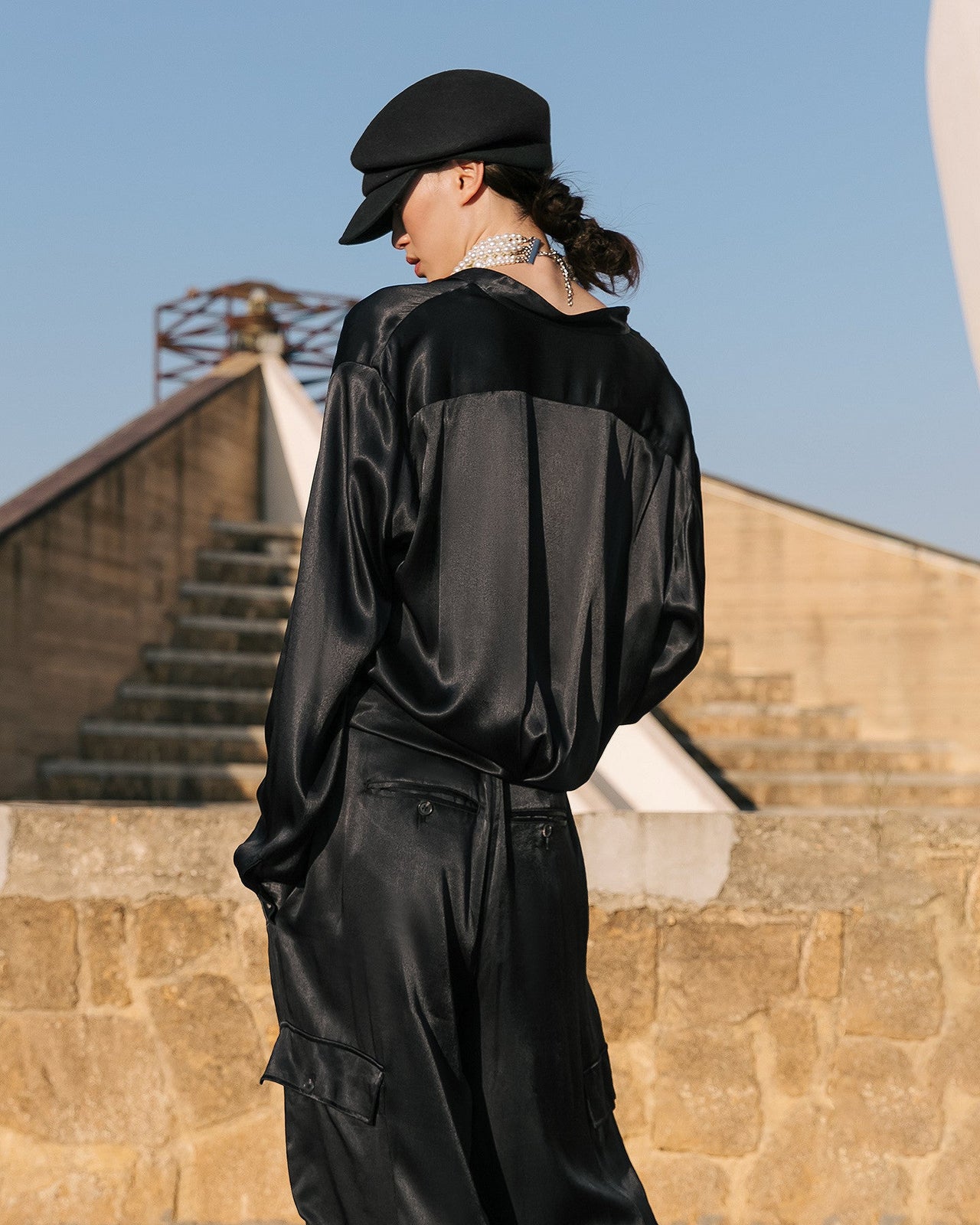 Chemise Siwa - Noir : Chemise épurée en satin viscose noir profond Mes Demoiselles - Image 4