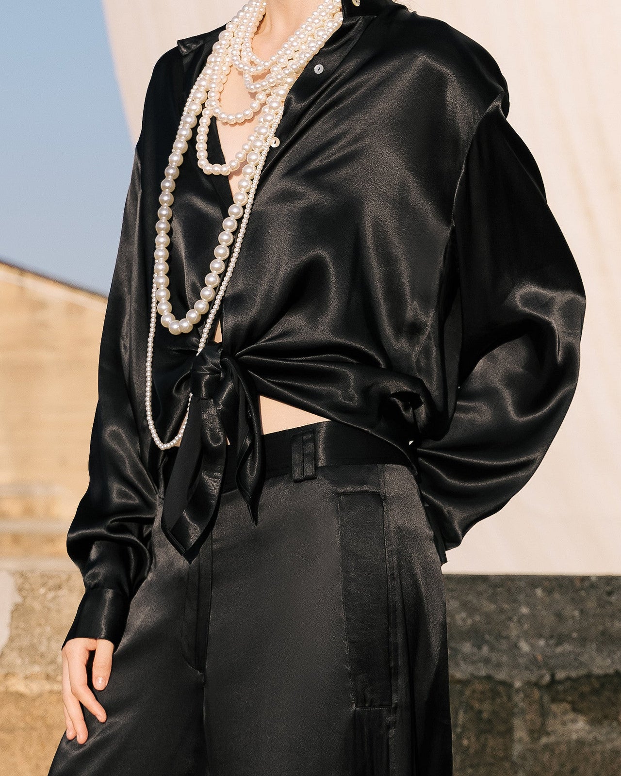 Chemise Siwa - Noir : Chemise épurée en satin viscose noir profond Mes Demoiselles - Image 5