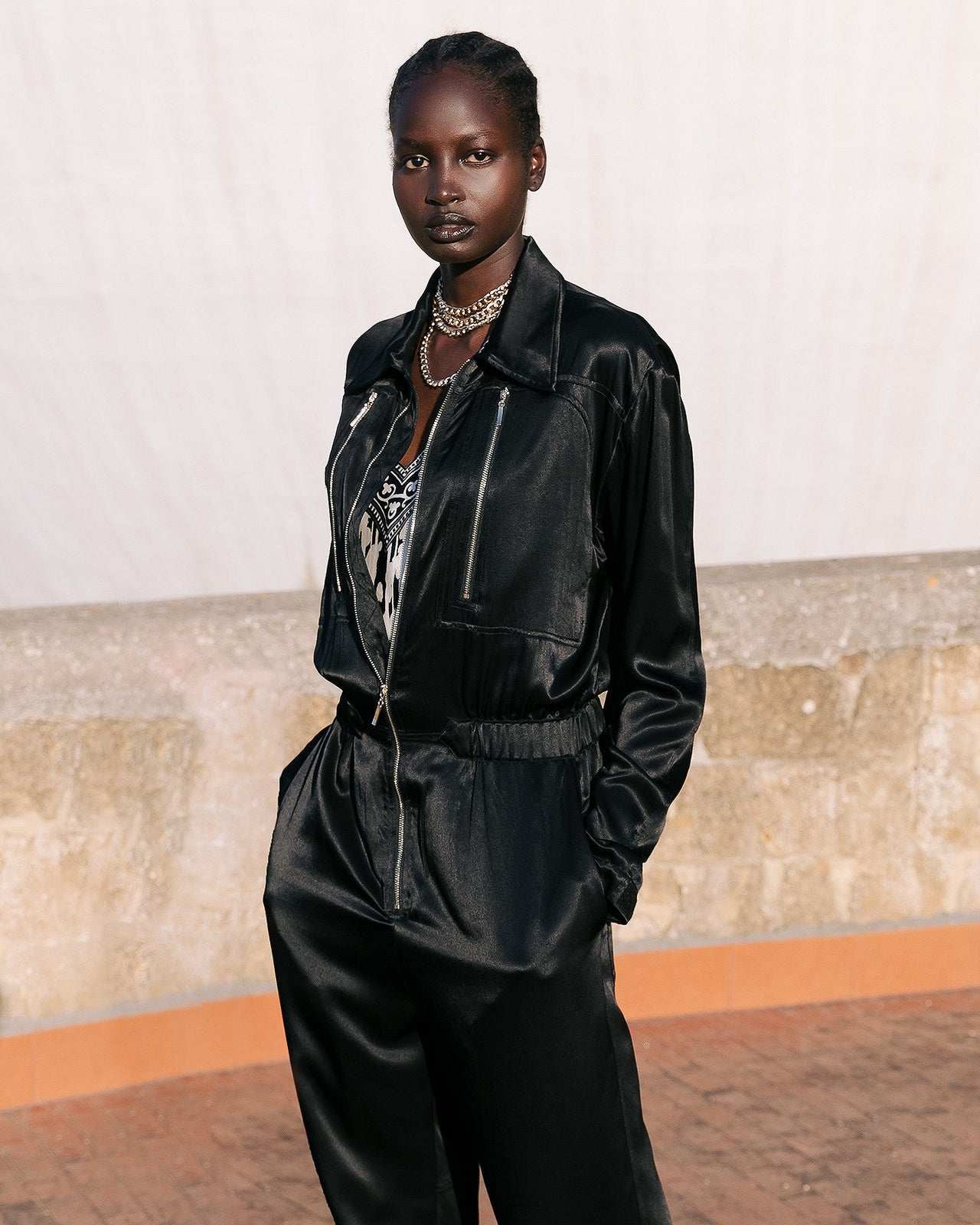 Longue combinaison pantalon noire en satin viscose : Pantalons & combinaisons Mes Demoiselles - Image 3