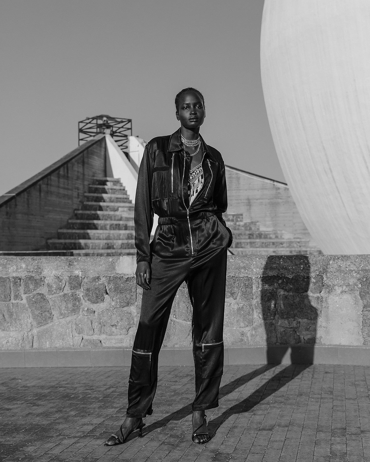 Longue combinaison pantalon noire en satin viscose : Pantalons & combinaisons Mes Demoiselles - Image 1