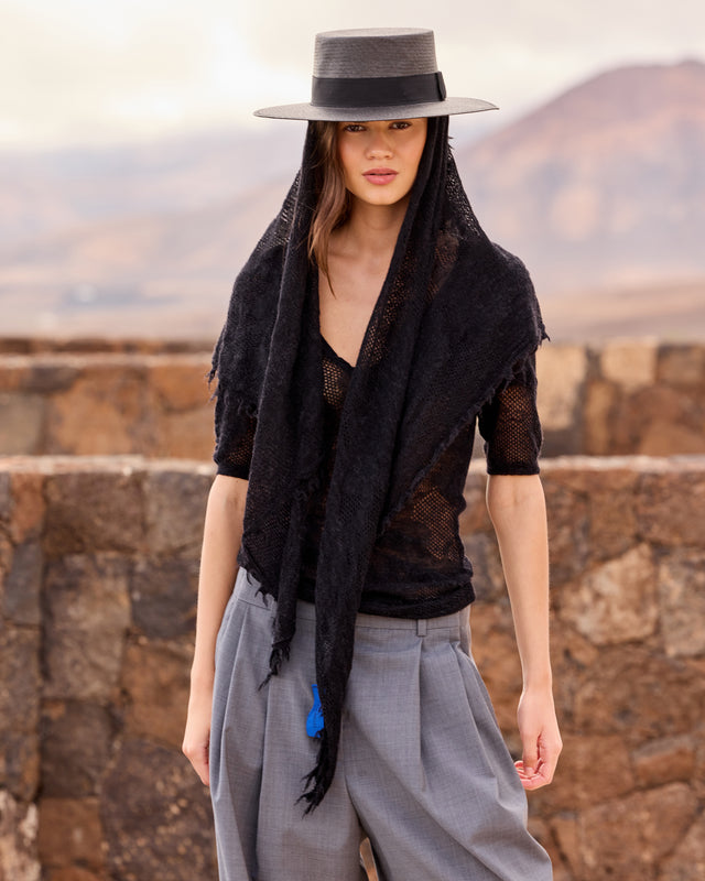 Foulard triangulaire en alpaca pointelle – Noir - Accessoires Mes Demoiselles - Image 1