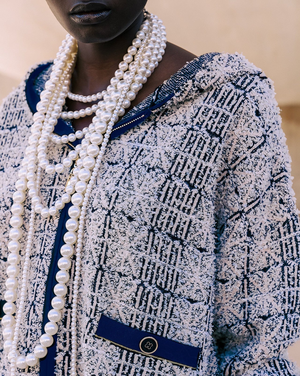 Cardigan Cana - Bleu Electrique : Cardigan court en tweed navy et ecru Mes Demoiselles - Image 6