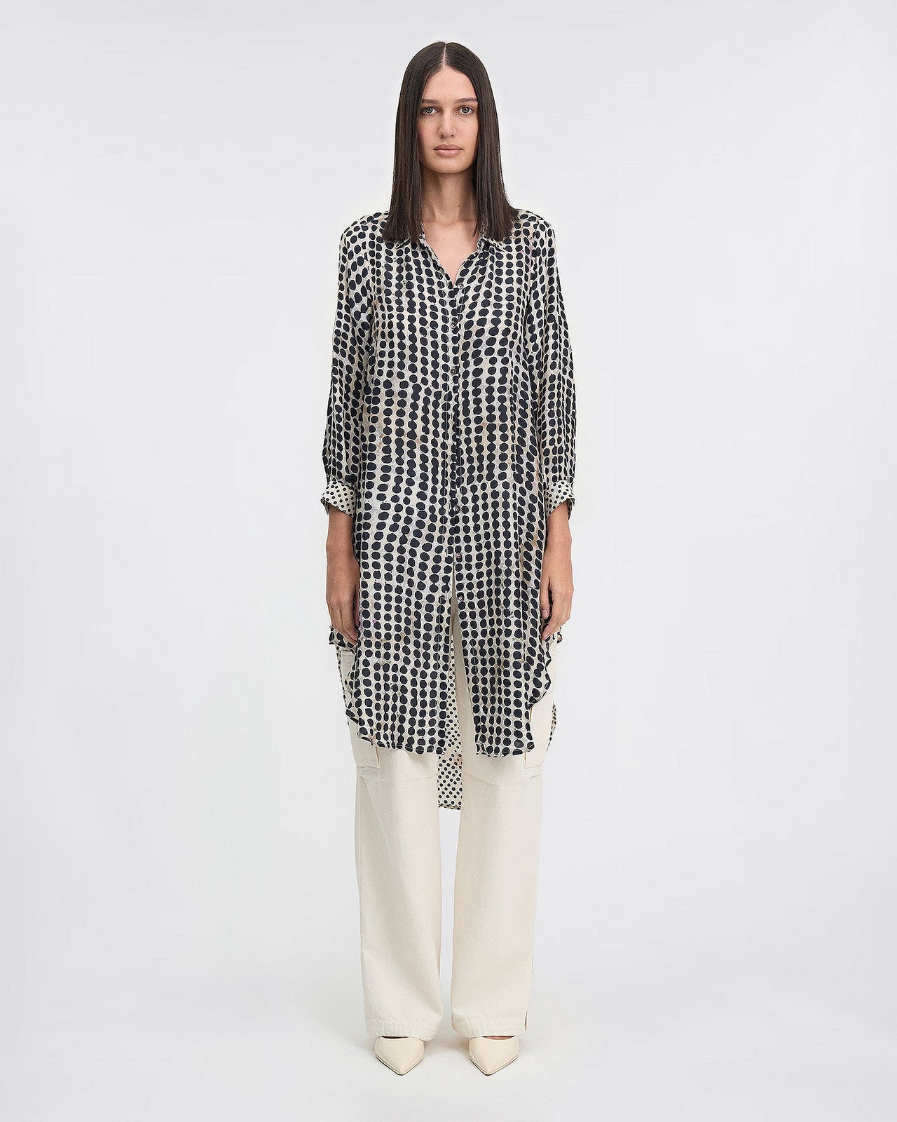 Longue chemise en soie à pois noir fendue côté : Chemises & tops Mes Demoiselles - Image 1