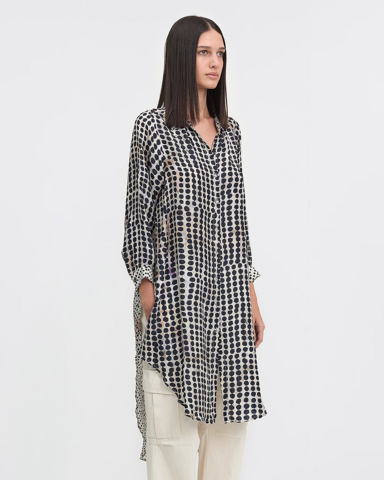 Longue chemise en soie à pois noir fendue côté : Chemises & tops Mes Demoiselles - Image 3