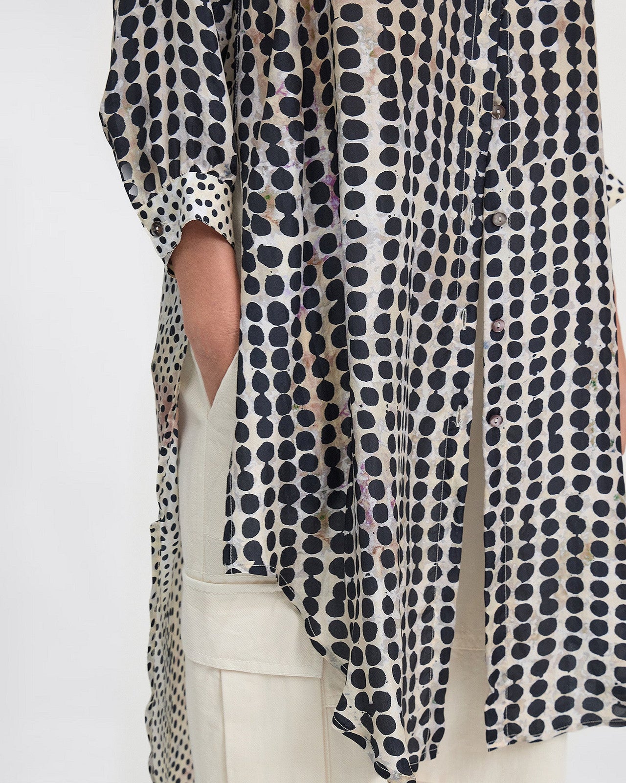 Chemise Dinya - Noir : Longue chemise en soie à pois noir fendue côté Mes Demoiselles - Image 6