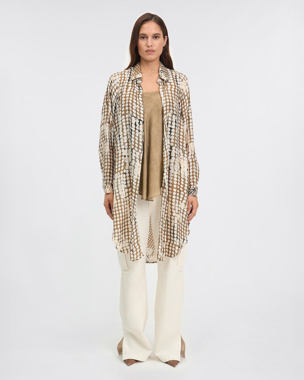 Longue chemise en soie à pois beige fendue côté : Chemises & tops Mes Demoiselles - Image 1