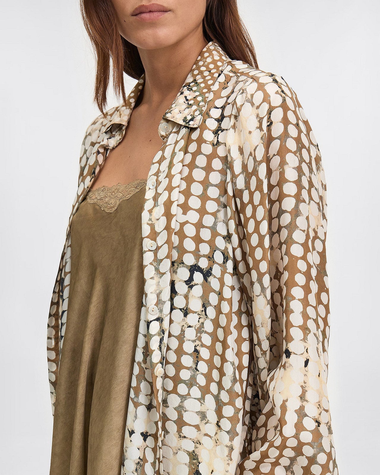 Chemise Dinya - Beige : Longue chemise en soie à pois beige fendue côté Mes Demoiselles - Image 5