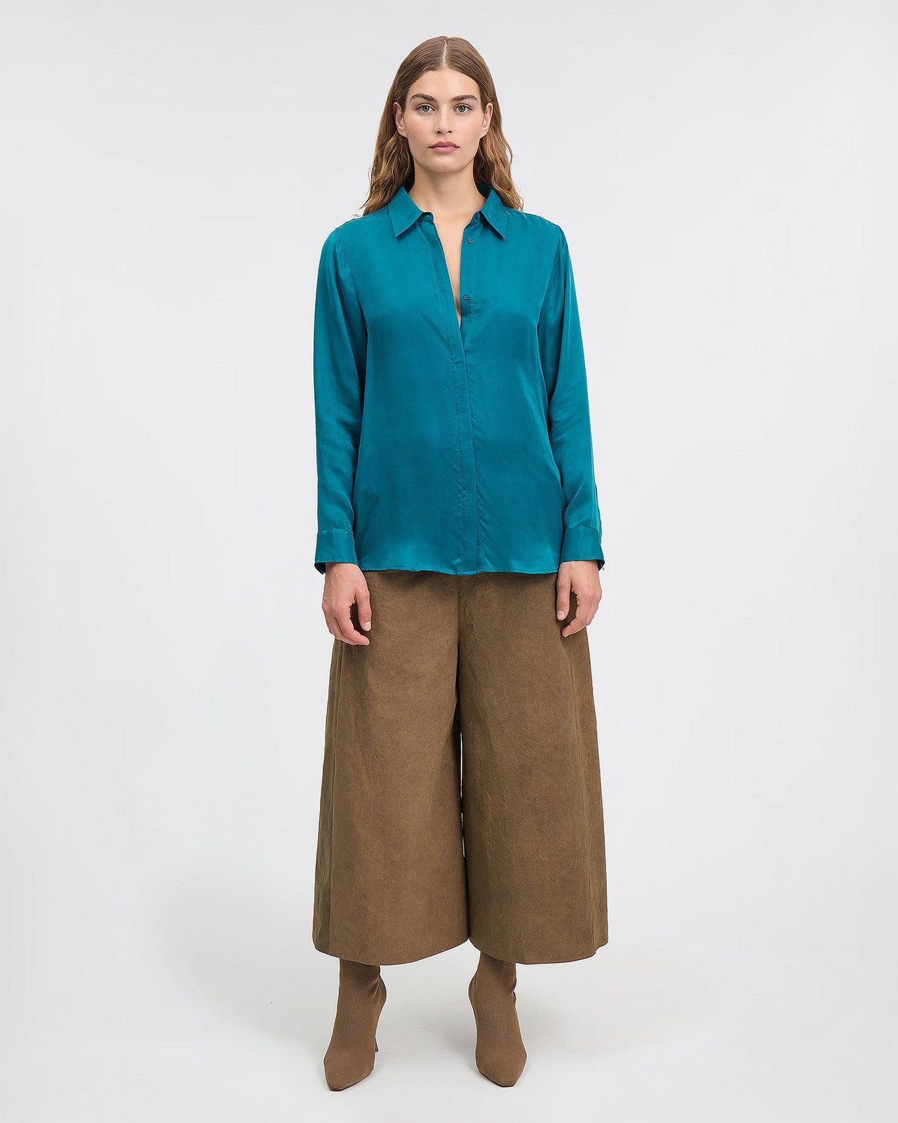 Chemise turquoise en cupro avec décoleté au dos : Chemises & tops Mes Demoiselles - Image 1