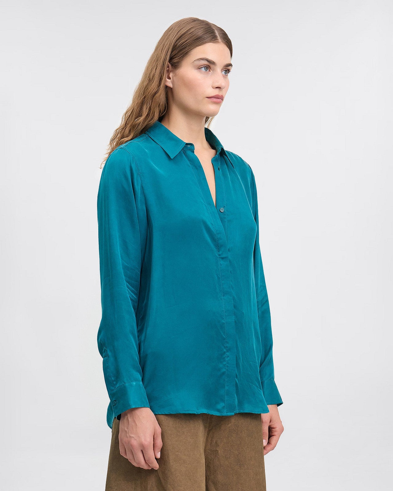 Chemise turquoise en cupro avec décoleté au dos : Chemises & tops Mes Demoiselles - Image 3