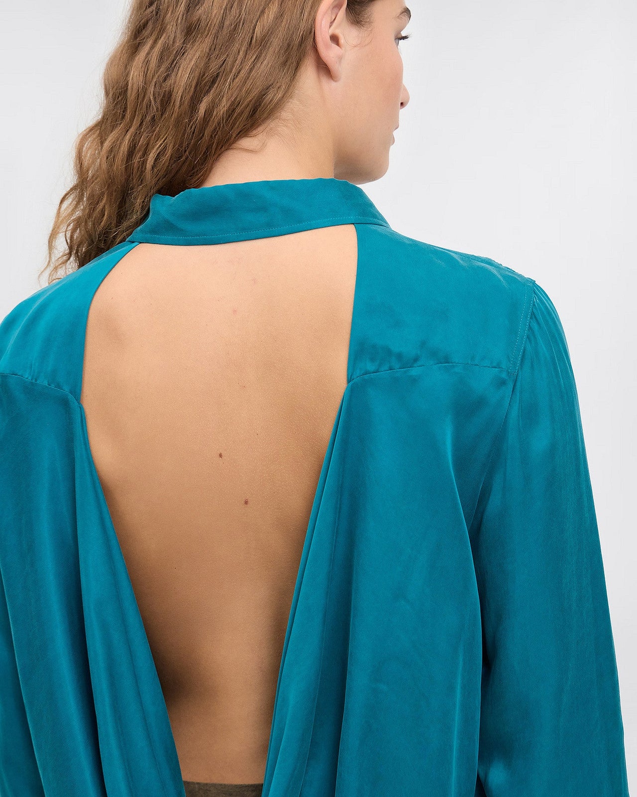 Chemise Marius - Turquoise : Chemise turquoise en cupro avec décoleté au dos Mes Demoiselles - Image 5