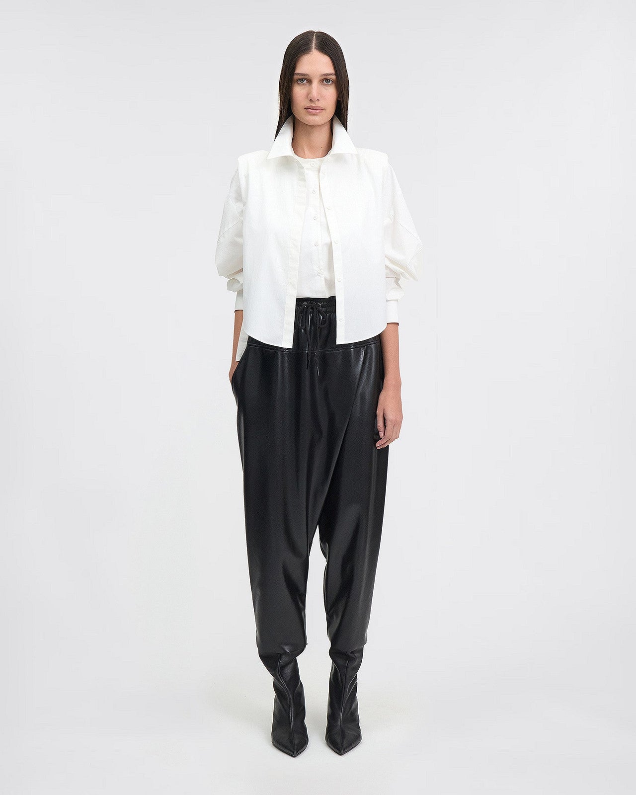 Pantalon croisé en faux-cuir noir : Pantalons & combinaisons Mes Demoiselles - Image 1