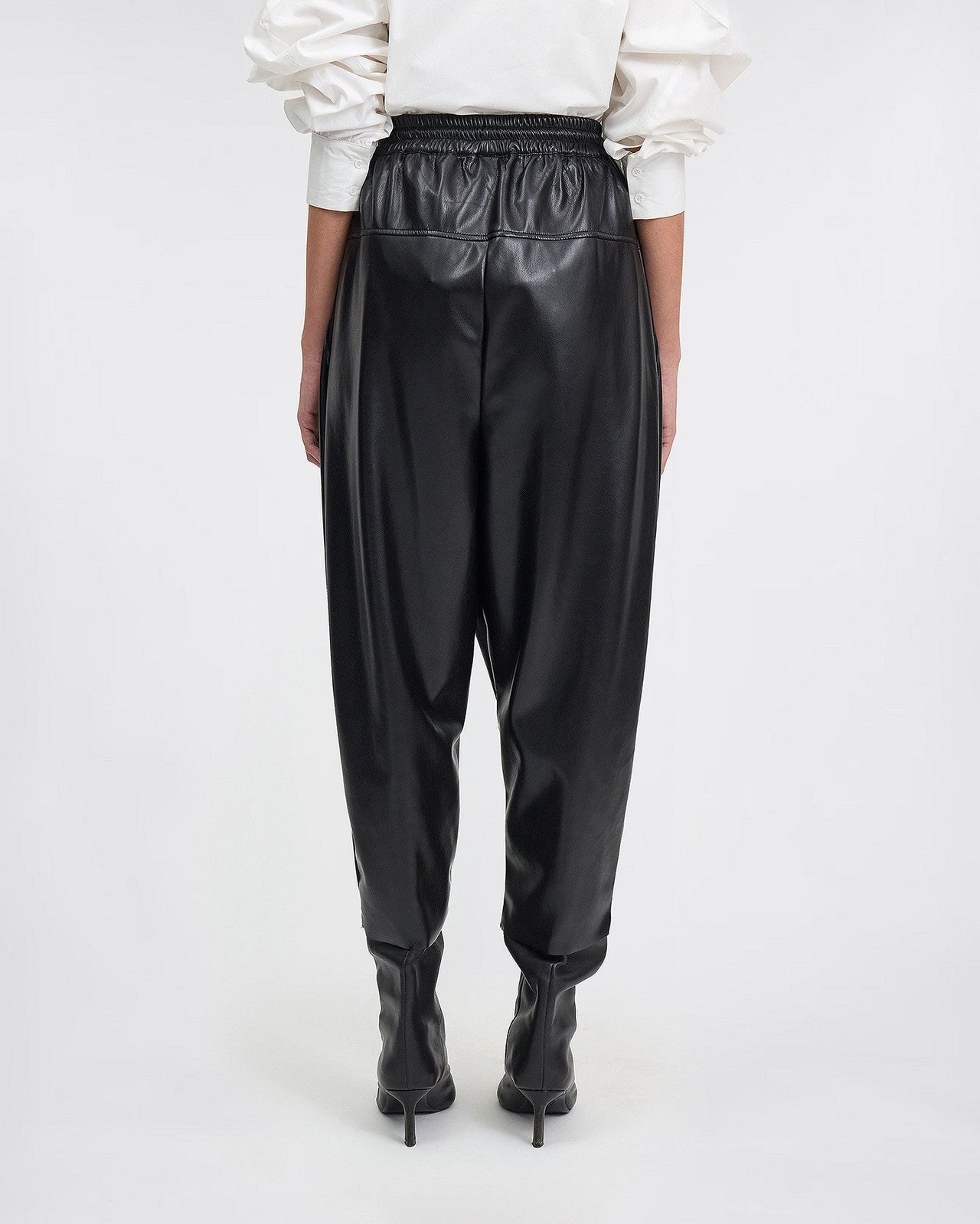 Pantalon Lucie - Noir : Pantalon croisé en faux-cuir noir Mes Demoiselles - Image 4