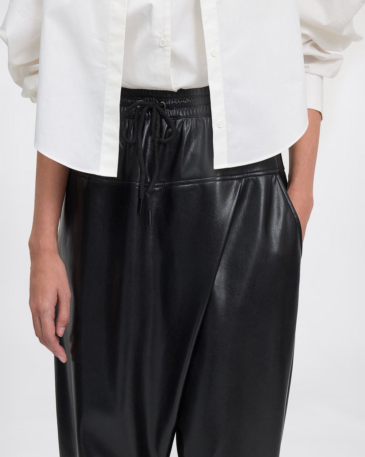 Pantalon Lucie - Noir : Pantalon croisé en faux-cuir noir Mes Demoiselles - Image 5