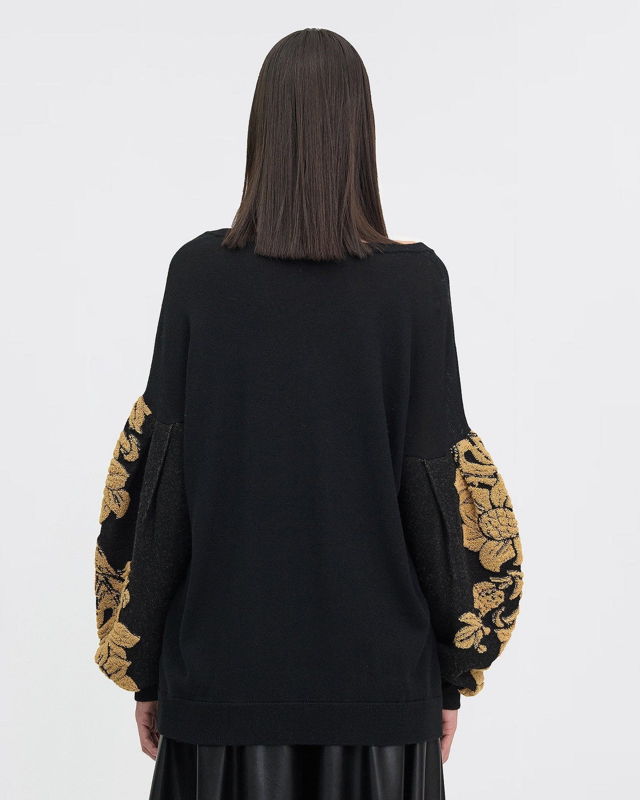 Pull Arwen - Noir : Pull noir avec broderies dorées sur les manches Mes Demoiselles - Image 4