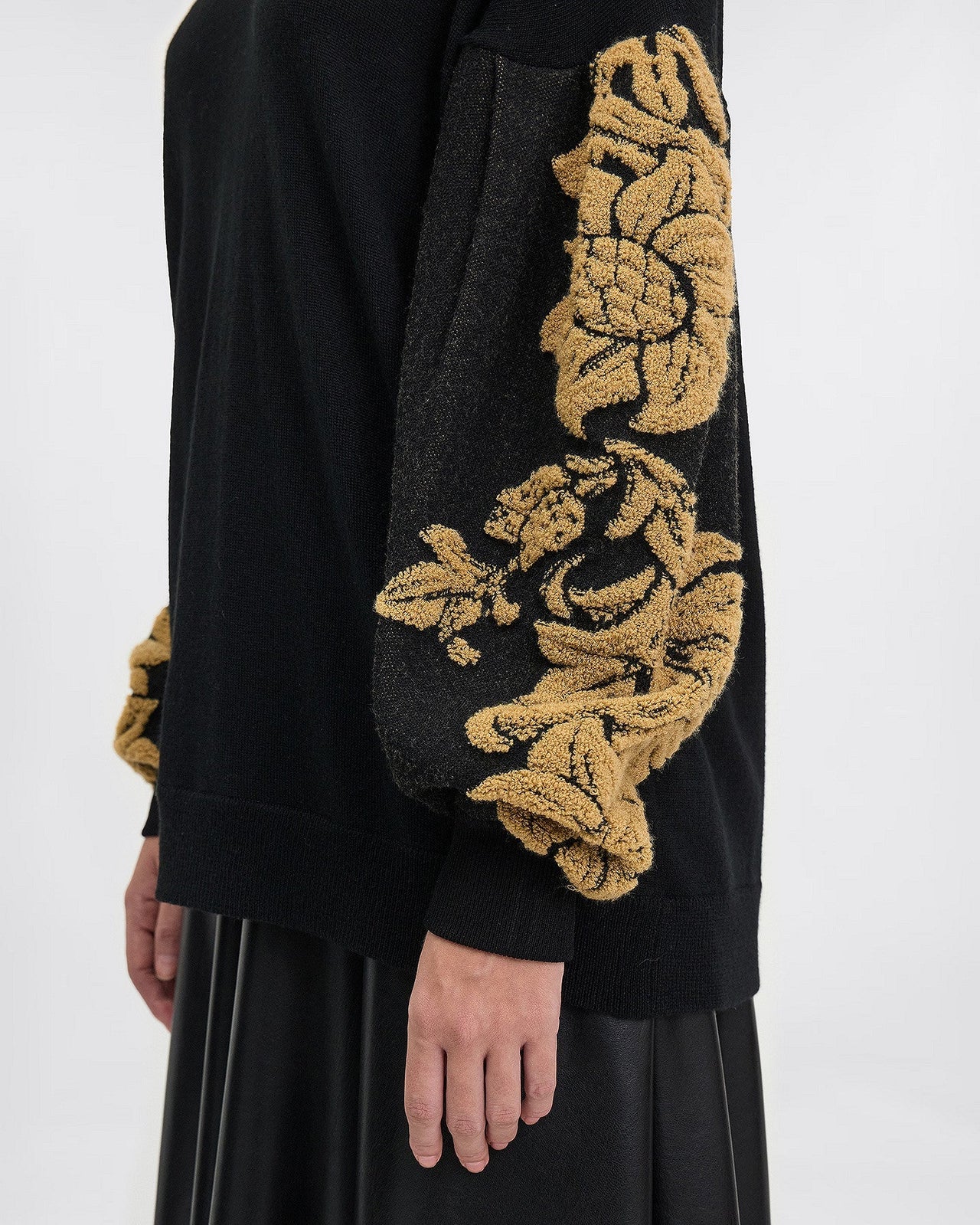 Pull Arwen - Noir : Pull noir avec broderies dorées sur les manches Mes Demoiselles - Image 5