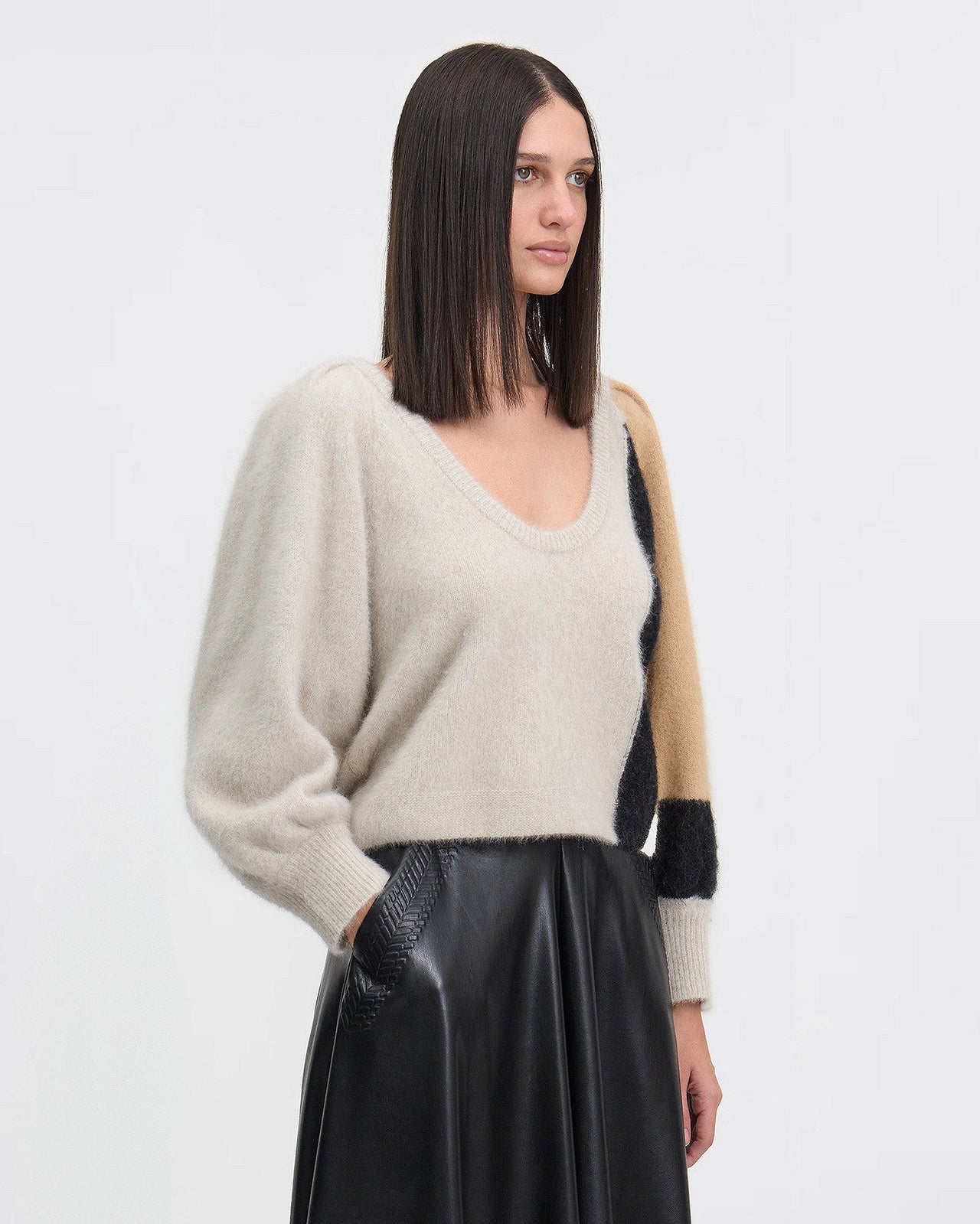 Petit pull court greige avec détails de couleurs : Pulls & gilets Mes Demoiselles - Image 3