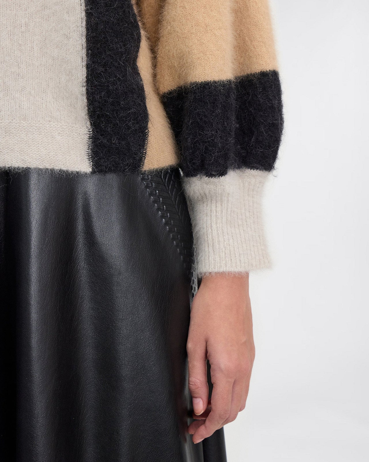 Pull Forden - Ecru : Petit pull court greige avec détails de couleurs Mes Demoiselles - Image 5