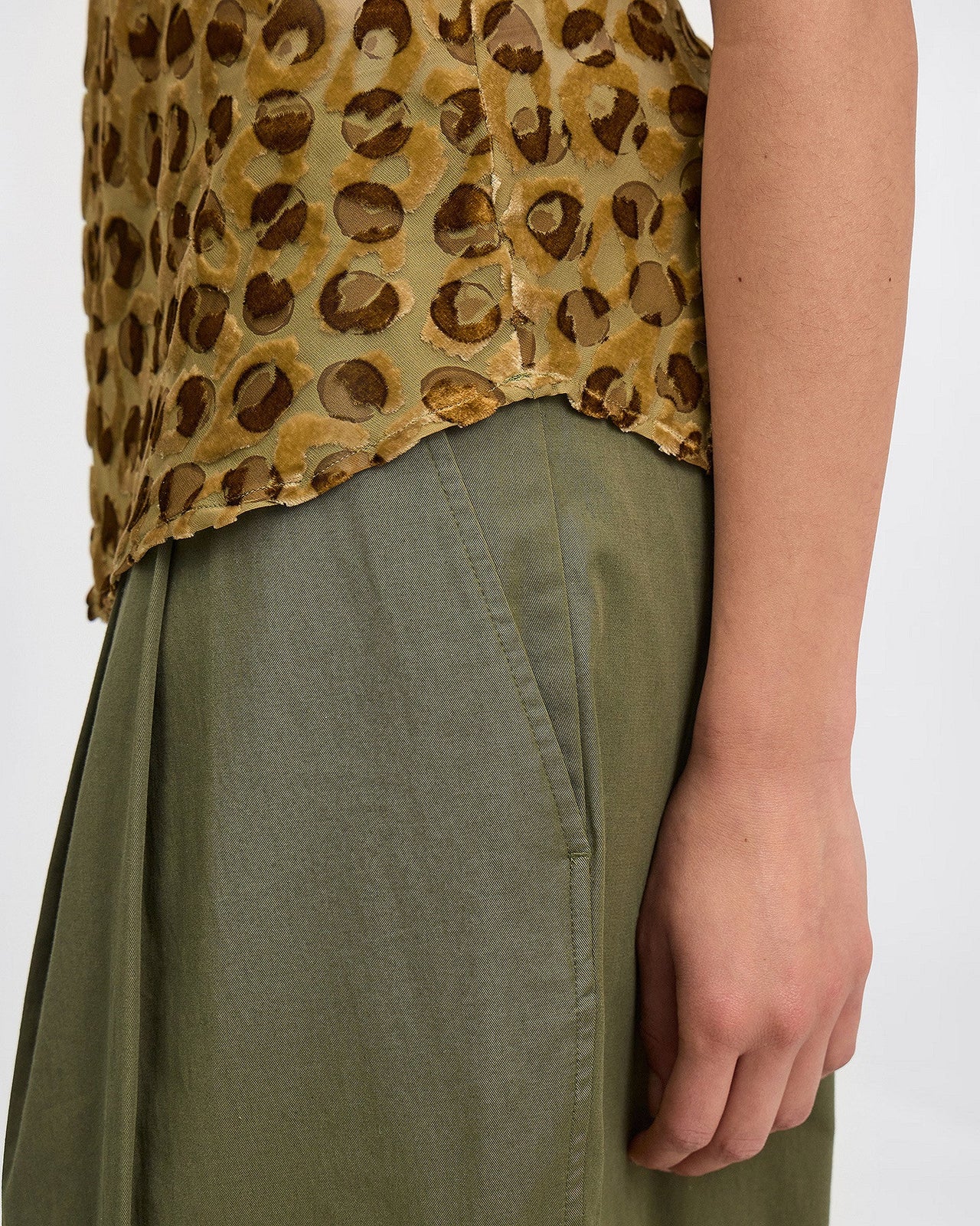 Top Kado - Kaki : Top à fines bretelles en velours de soie dévoré Mes Demoiselles - Image 5