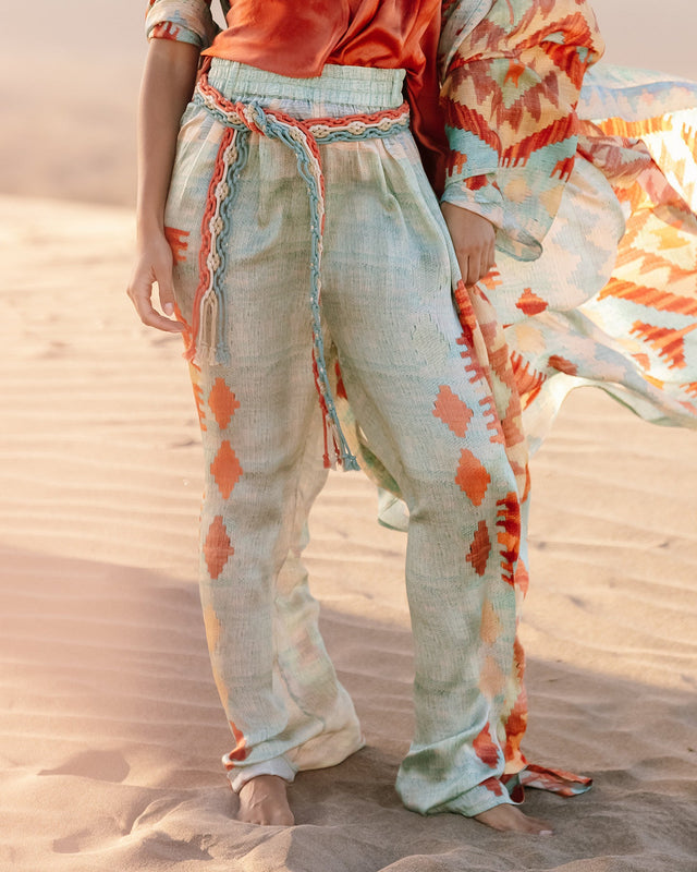 Pantalon Terene - Bleu : Pantalon large imprimé bleu orangé, ceinture tressée, taille élastiquée Mes Demoiselles - Image 2