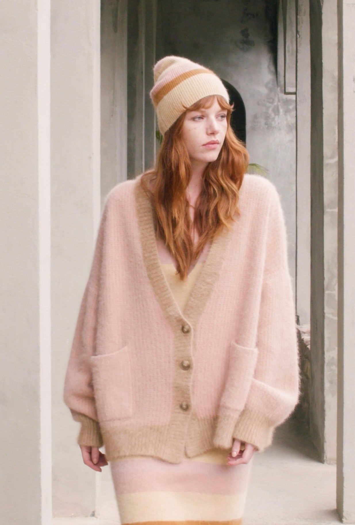 Cardigan Charlie - Rose : Cardigan épais, rose et marron, style collège chic et confort Mes Demoiselles - Image 4
