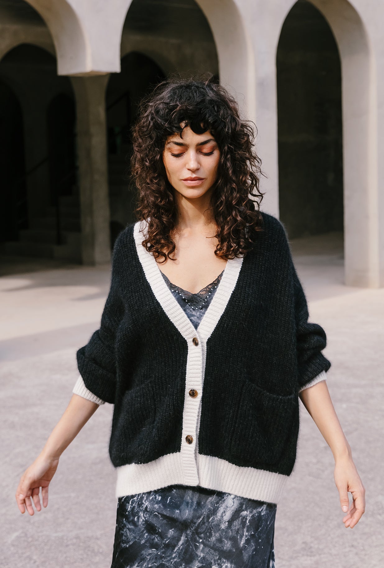Cardigan épais noir/blanc, coupe décontractée, style collège chic - Pulls & gilets Mes Demoiselles