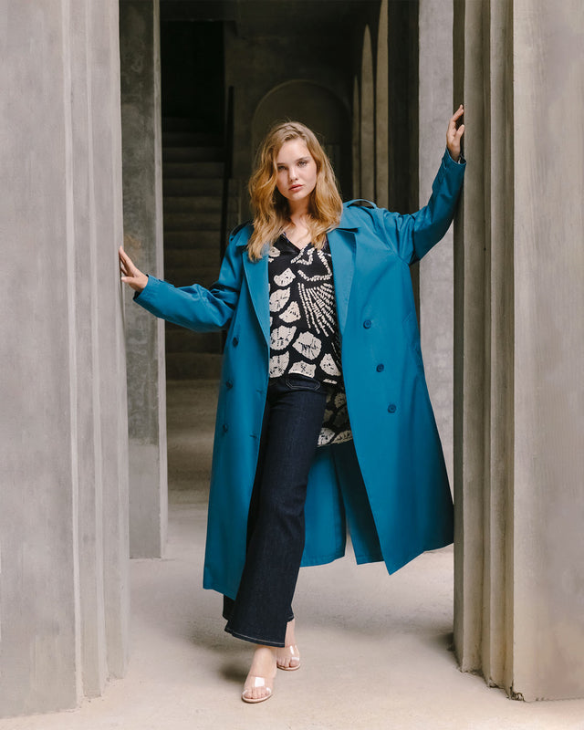 Trench - coat bleu fluide, intemporel, pour un style élégant - Manteaux & vestes Mes Demoiselles - Image 3