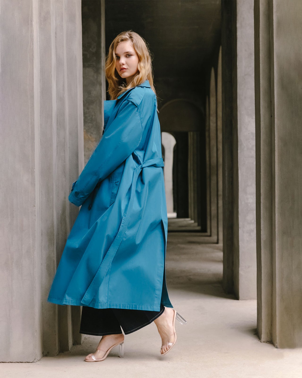 Manteau Christie - Bleu : Trench - coat bleu fluide, intemporel, pour un style élégant Mes Demoiselles - Image 4