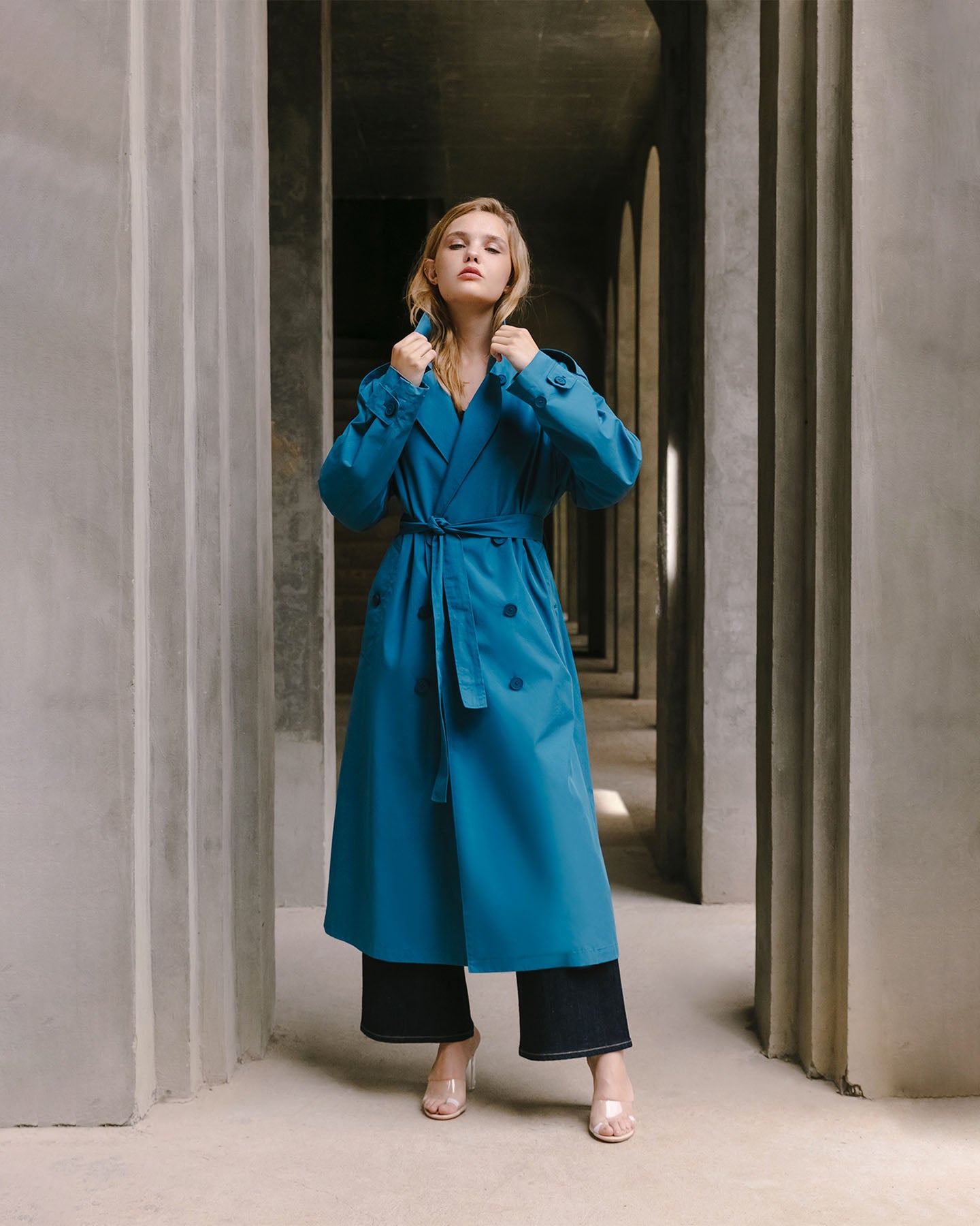 Manteau Christie - Bleu : Trench - coat bleu fluide, intemporel, pour un style élégant Mes Demoiselles