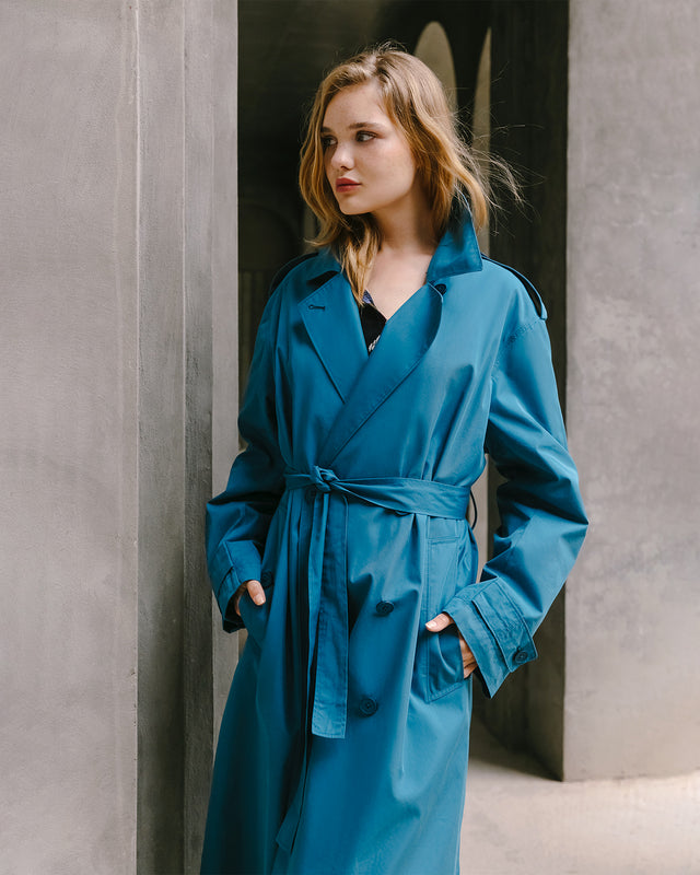 Trench - coat bleu fluide, intemporel, pour un style élégant - Manteaux & vestes Mes Demoiselles - Image 1