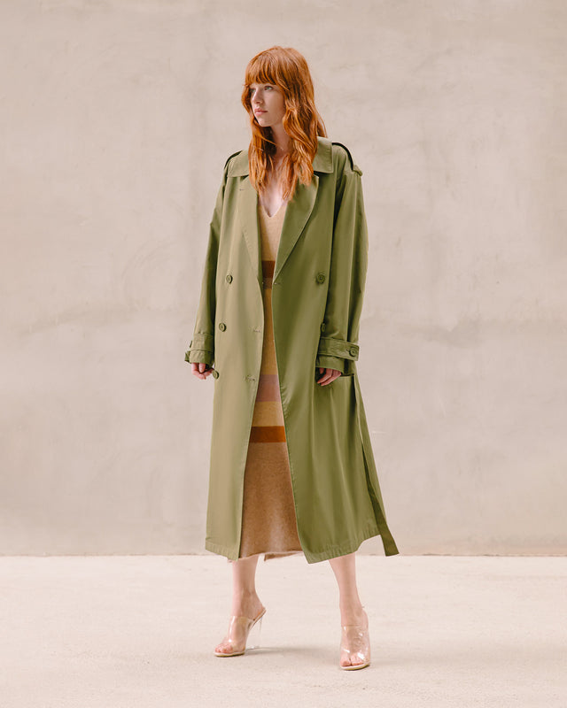 Trench - coat kaki fluide, classique revisité, longueur maxi chic - Manteaux & vestes Mes Demoiselles - Image 2