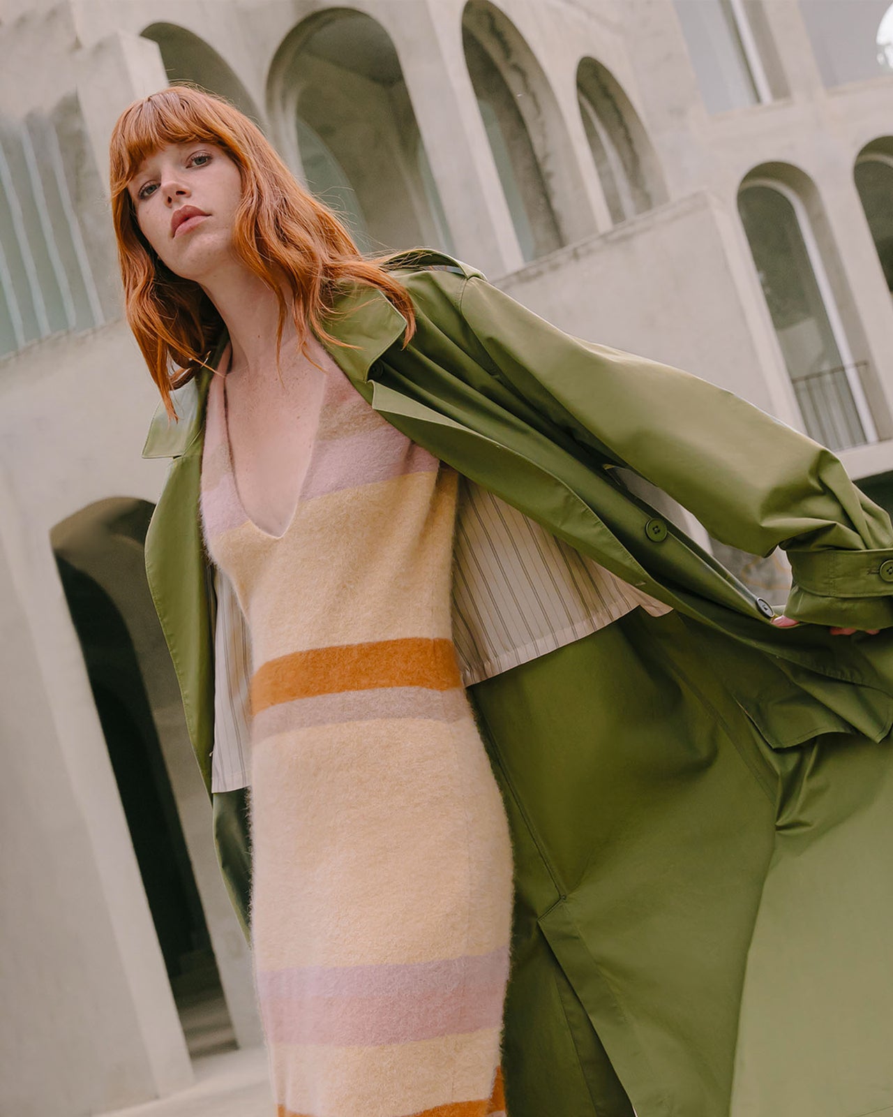 Manteau Christie - Kaki : Trench - coat kaki fluide, classique revisité, longueur maxi chic Mes Demoiselles - Image 4