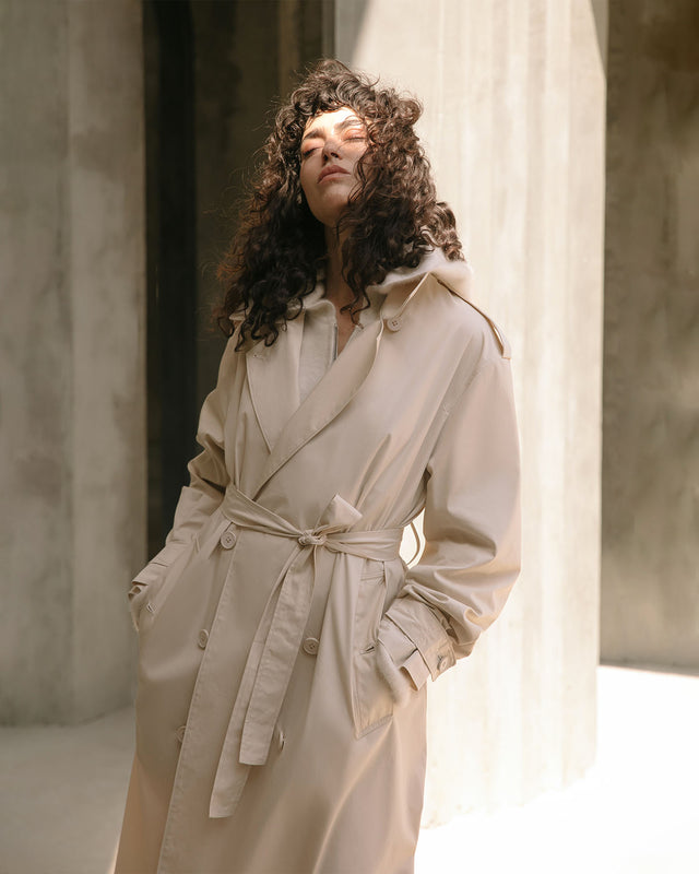 Trench - coat ivoire, long et léger, aux détails classiques modernisés - Manteaux & vestes Mes Demoiselles - Image 2