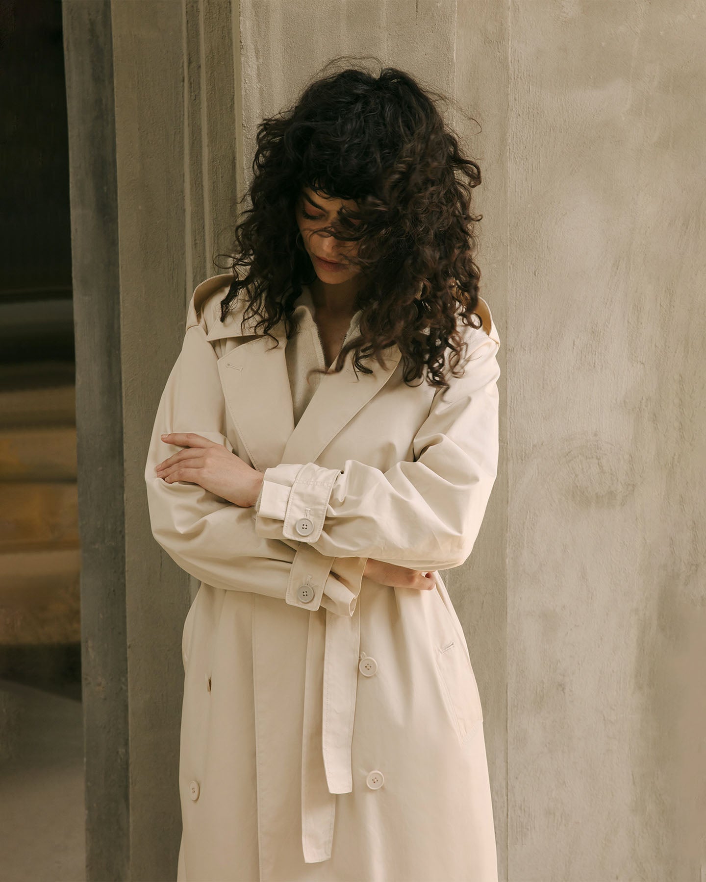 Manteau Christie - Ivoire : Trench - coat ivoire, long et léger, aux détails classiques modernisés Mes Demoiselles