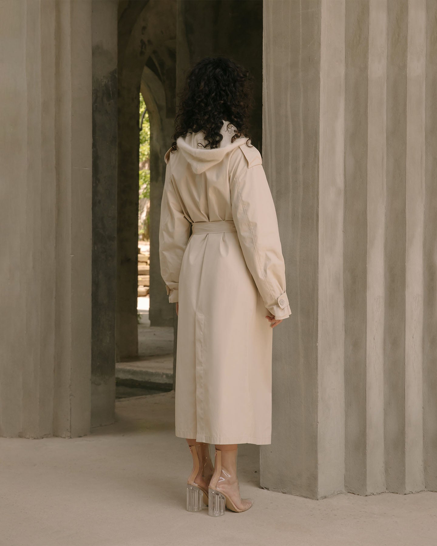 Manteau Christie - Ivoire : Trench - coat ivoire, long et léger, aux détails classiques modernisés Mes Demoiselles