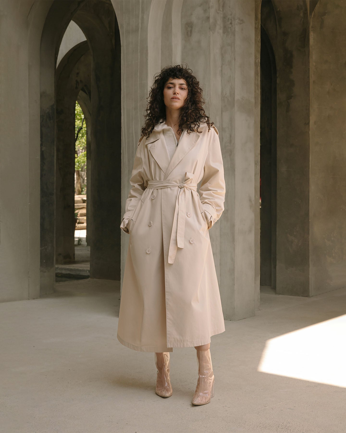 Trench - coat ivoire, long et léger, aux détails classiques modernisés - Manteaux & vestes Mes Demoiselles