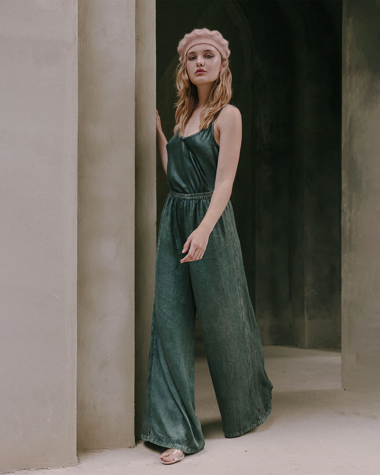 Pantalon Cullinan - Vert : Pantalon fluide vert sapin, élégant et décontracté Mes Demoiselles - Image 4