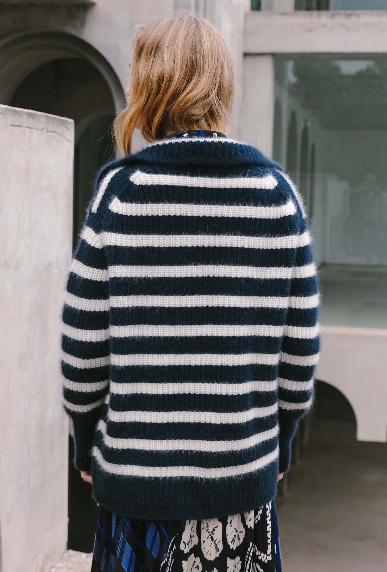 Cardigan Jean - Blanc : Cardigan rayé marin chic 100% Raccoon, luxueux et enveloppant Mes Demoiselles