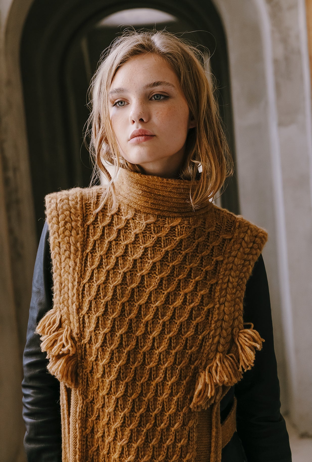 Maille beige épaisse, point écaille, col roulé, franges bohèmes - Manteaux & vestes Mes Demoiselles